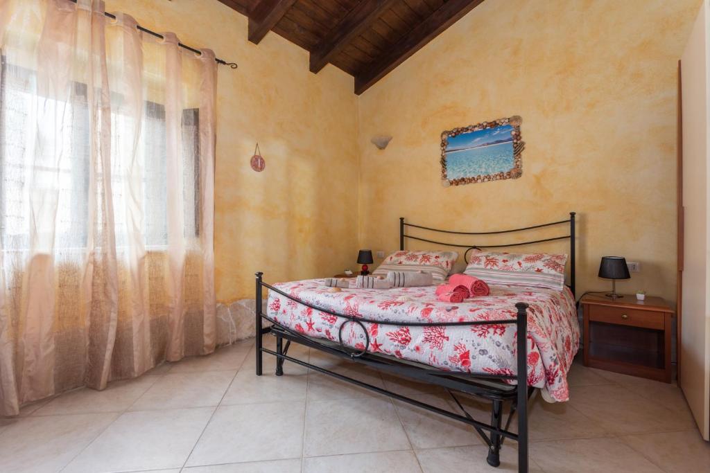 A bed or beds in a room at Affittacamere Shardana