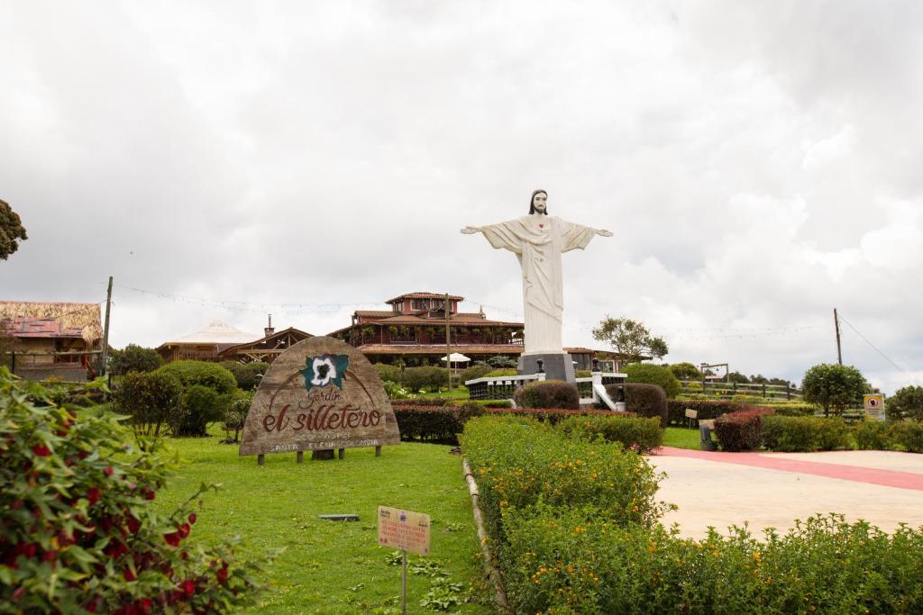 eine Statue des Christus des Erlösers in einem Park in der Unterkunft Jardin de los Silleteros Agro Parque Hotel in Santa Elena