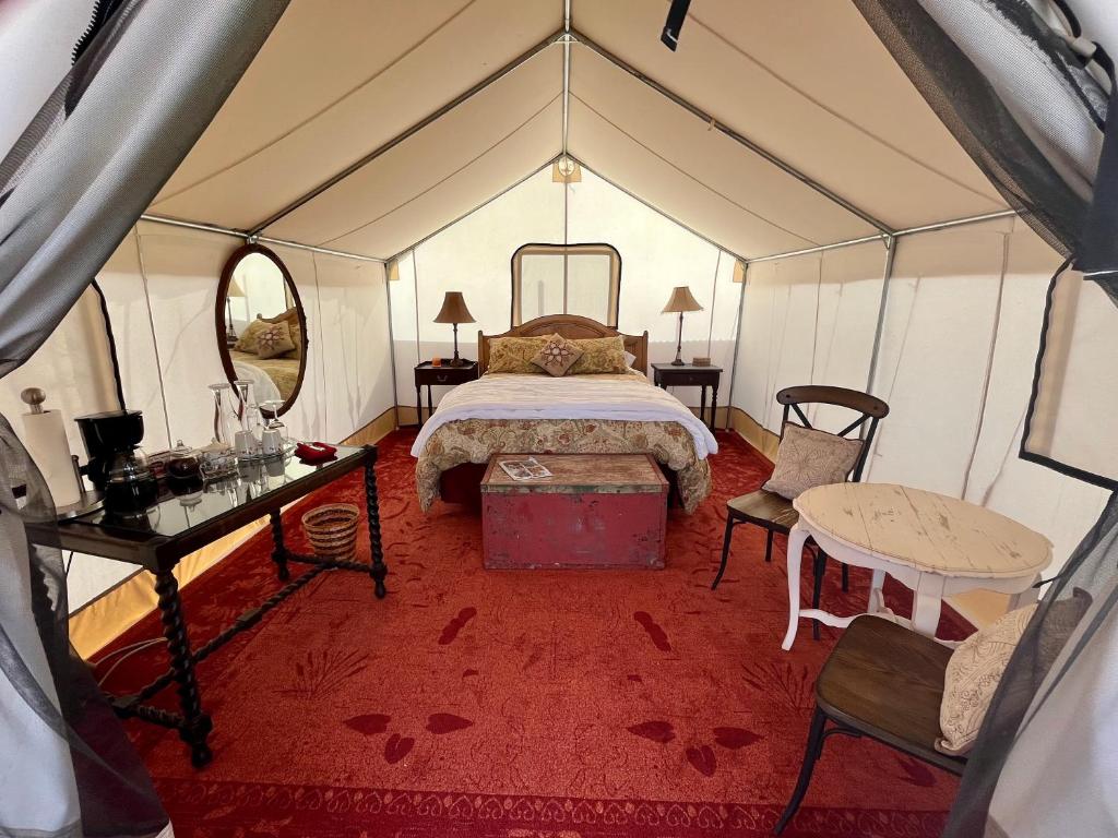 1 camera con letto in tenda di Cosmo Glamping Tent at Zenzen Gardens a Paonia