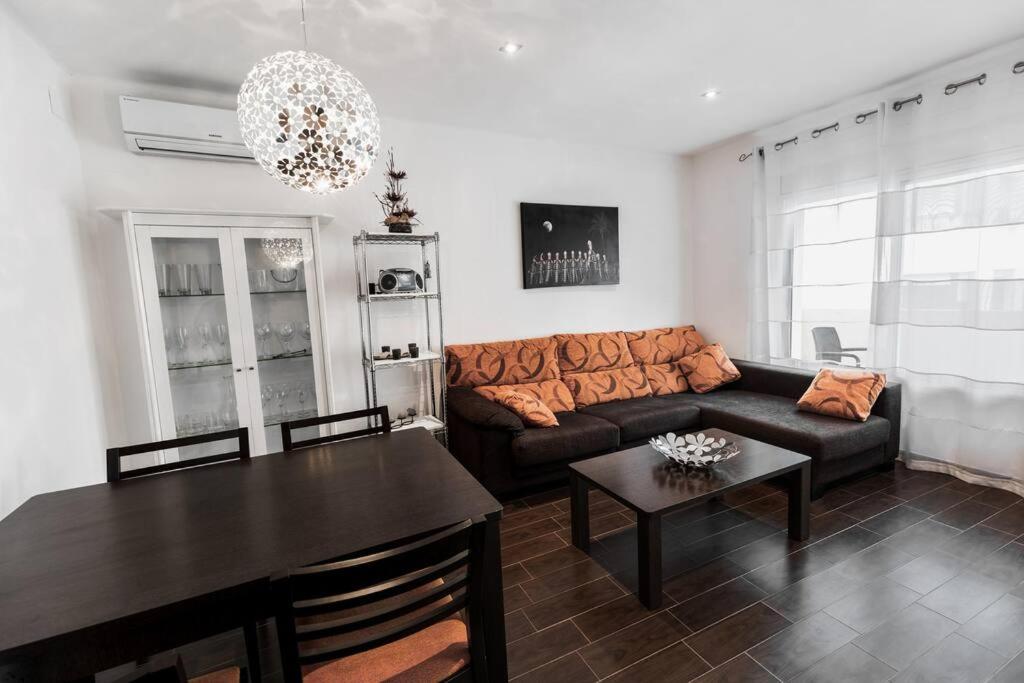 - un salon avec un canapé et une table dans l'établissement Apartamento céntrico en Peñiscola, à Peñíscola