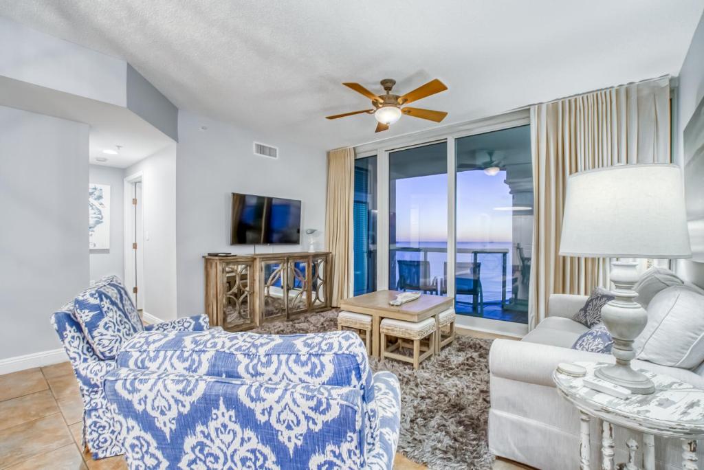 彭薩科拉海灘的住宿－Portofino Island Resort & Spa 1-1402，客厅配有吊扇和沙发。