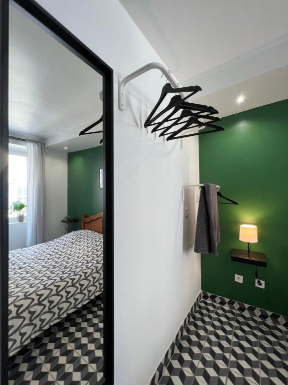 Łóżko lub łóżka w pokoju w obiekcie DnN - Retro 1BR, center Thiers - free wifi and parking - near Vichy, Clermont, Lyon