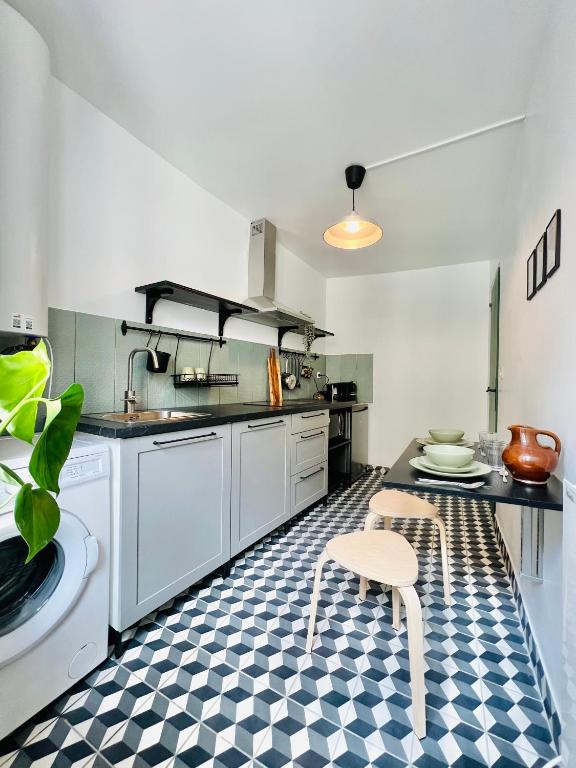 Kuchnia lub aneks kuchenny w obiekcie DnN - Retro 1BR, center Thiers - free wifi and parking - near Vichy, Clermont, Lyon