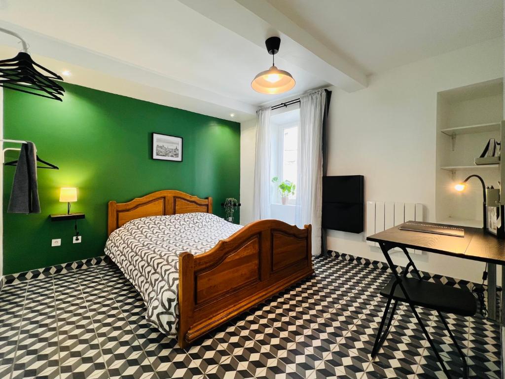 sypialnia z łóżkiem i zieloną ścianą w obiekcie DnN - Retro 1BR, center Thiers - free wifi and parking - near Vichy, Clermont, Lyon w mieście Thiers