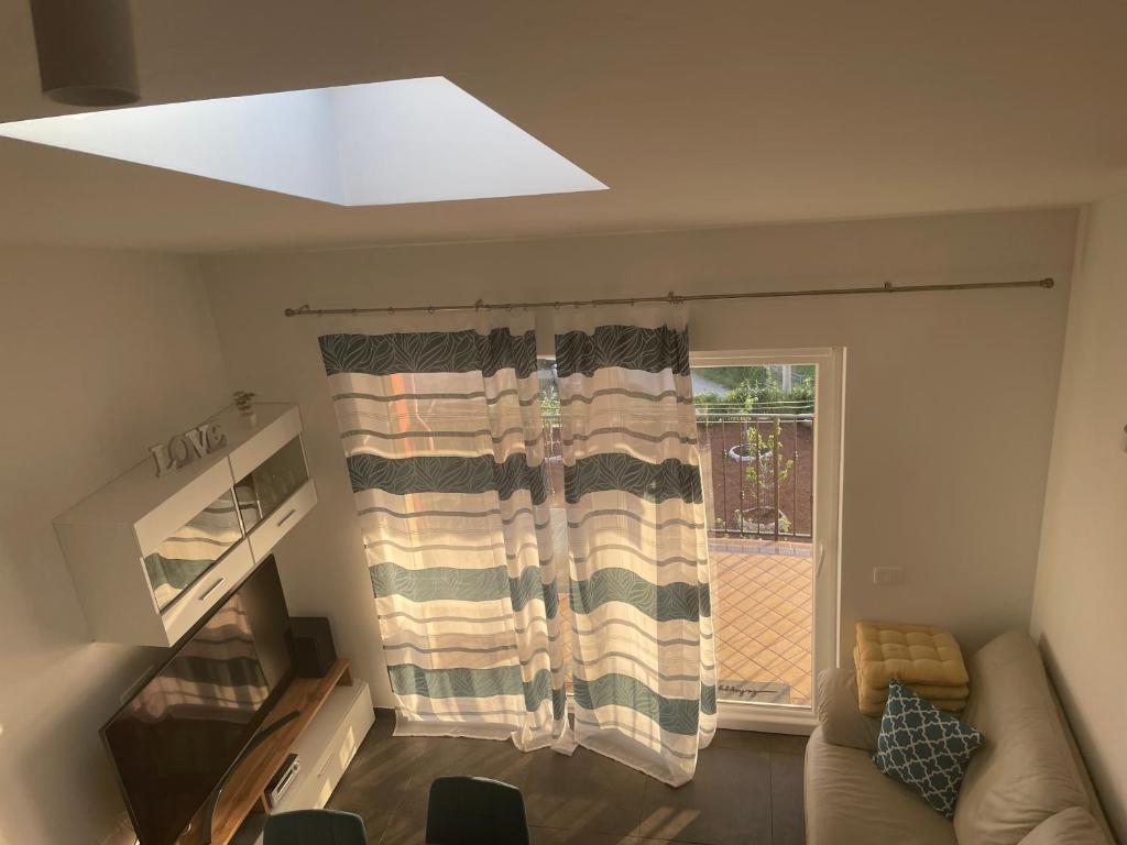 Łóżko lub łóżka w pokoju w obiekcie Gallery apartment in Skrbcici (Krk)