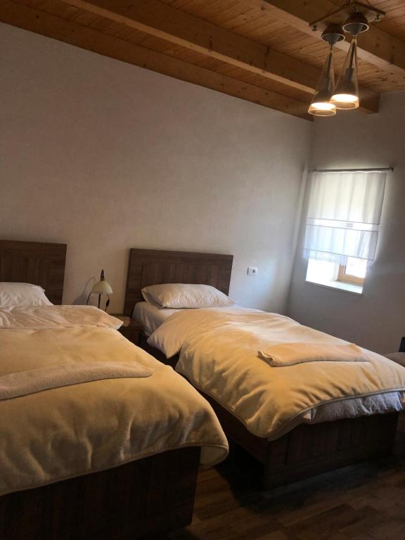 Postel nebo postele na pokoji v ubytování Bujtina Gjana