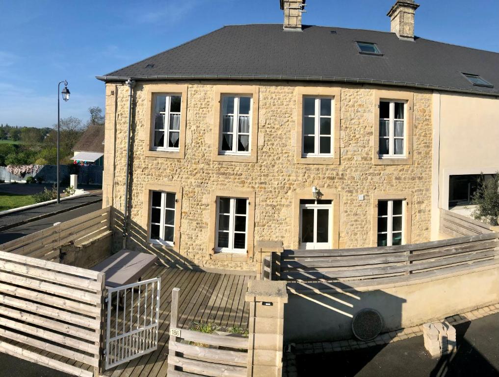 un edificio con una rampa de madera delante de él en Maison de vacances vaux sur seulles, en Vaux-sur-Seulles