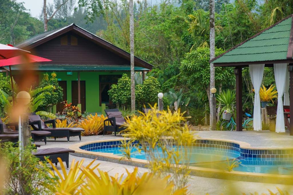 una casa con piscina frente a una casa en Ao Nang Baan Suan Resort, en Ao Nang Beach