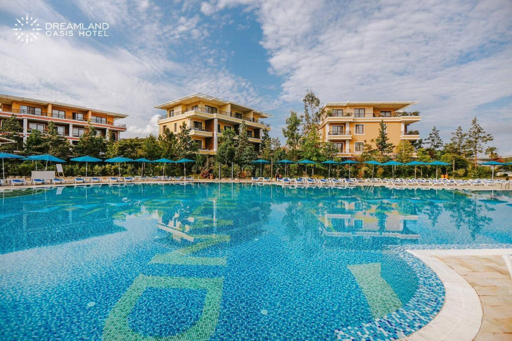 查克維的住宿－Dreamland Oasis luxury apartment，度假村的游泳池,配有椅子和遮阳伞