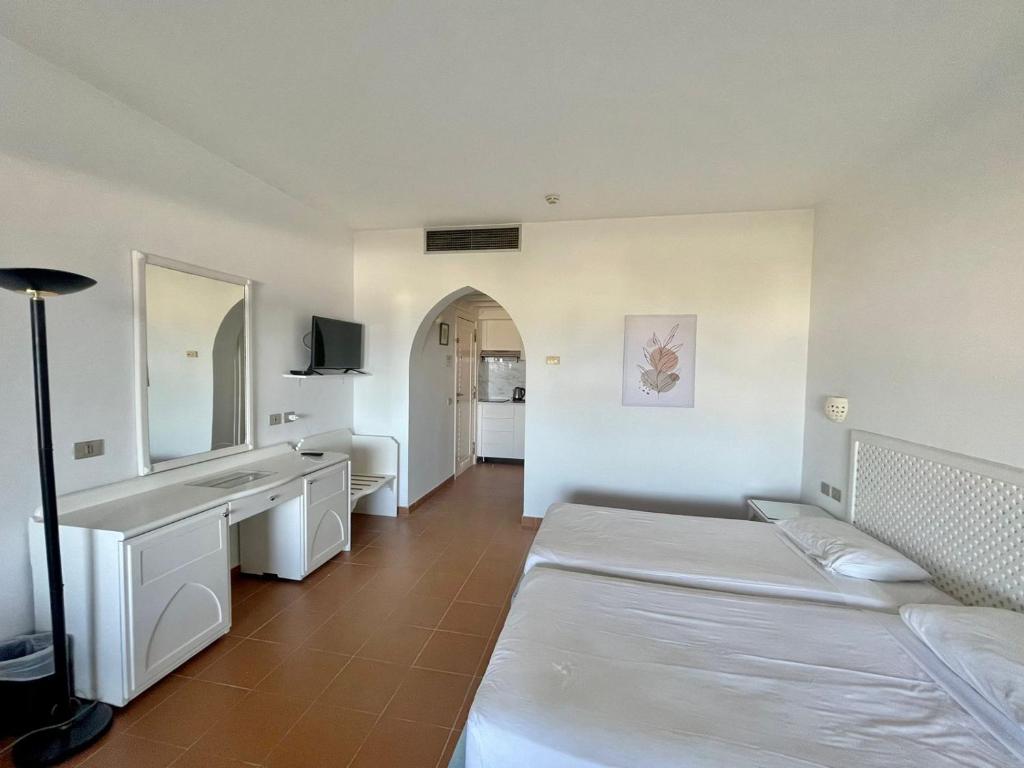 Postel nebo postele na pokoji v ubytování Domina Coral Bay Private Studios