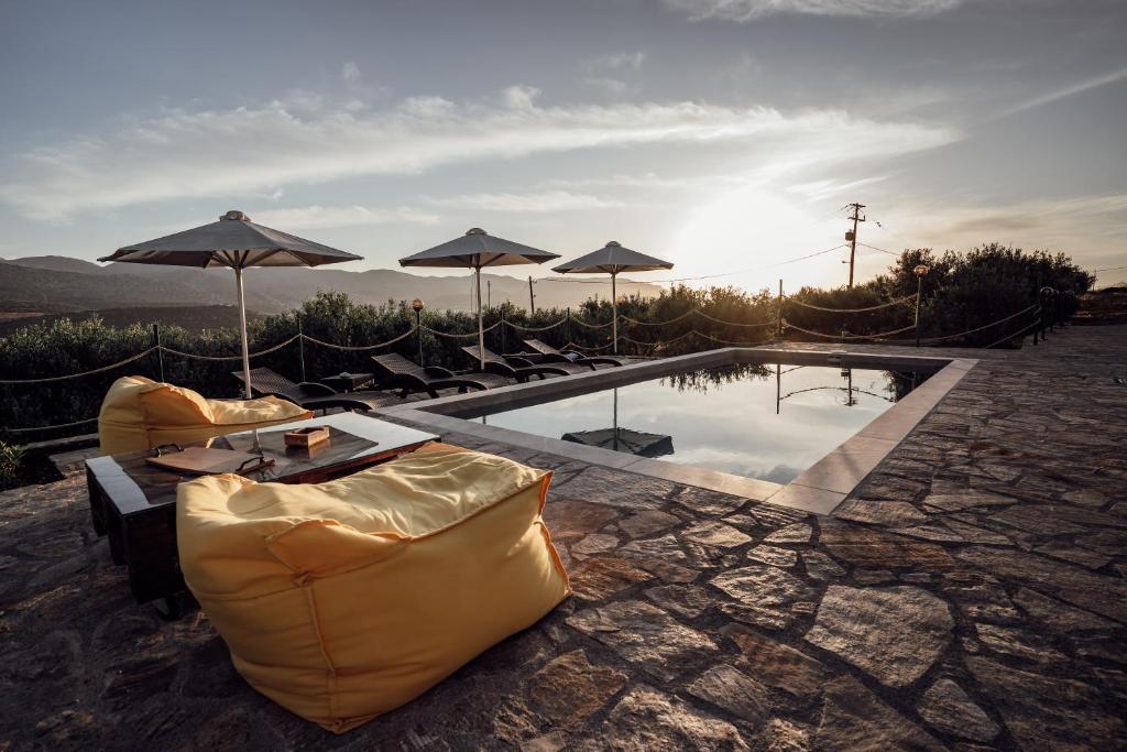 Bazén v ubytování Villa Aktis with Freshwater Pool and Sea View nebo v jeho okolí