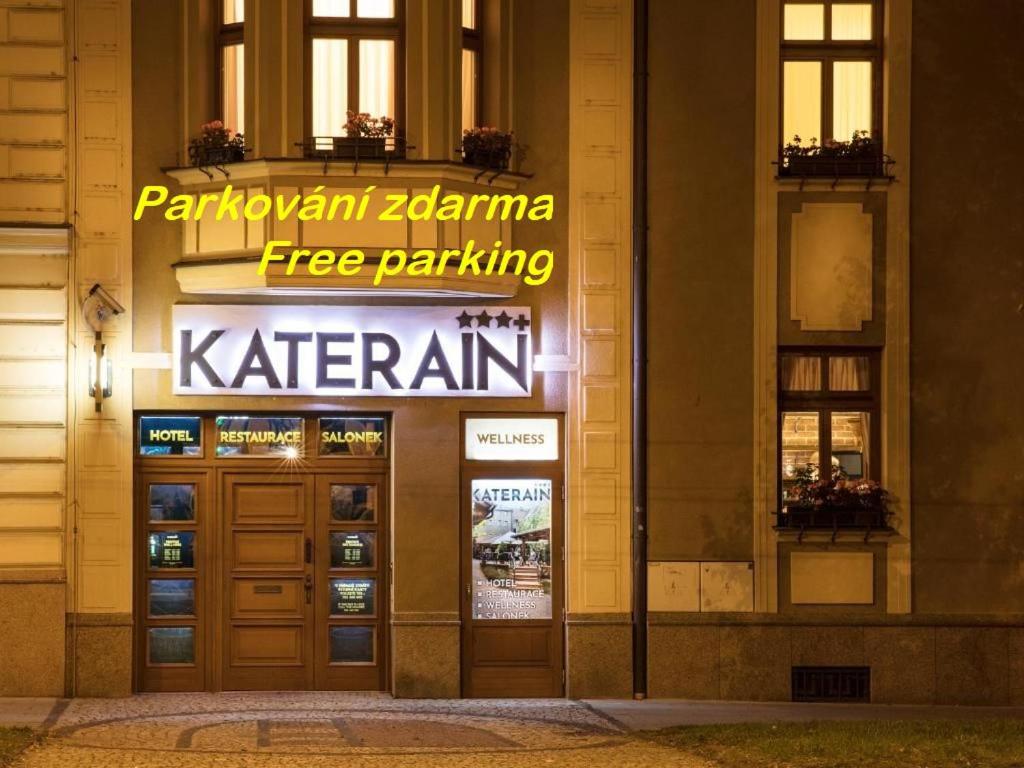 オパヴァにあるKATERAIN hotel, restaurace, wellnessの建物脇の看板