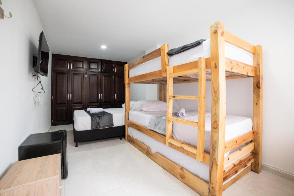 Двох'ярусне ліжко або двоярусні ліжка в номері Estancia Única en Medellín Habitación Privada B