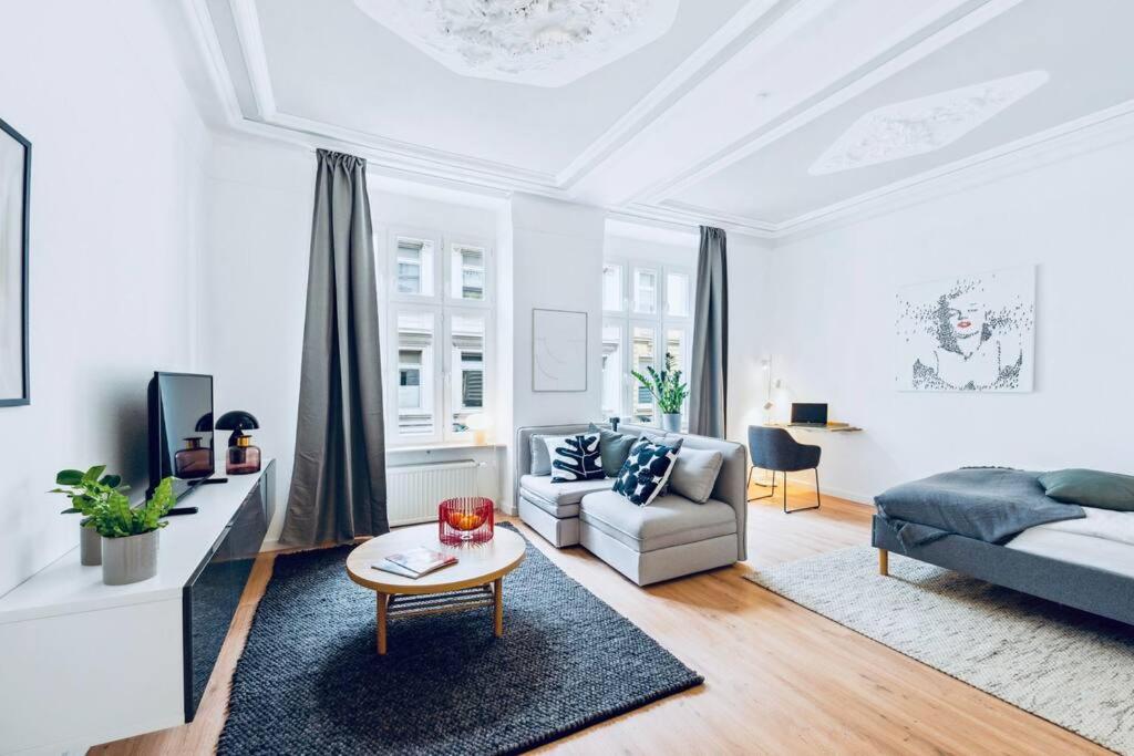 a living room with a couch and a table at Wuppertaler Altbau-Traum Gutenberg in Wuppertal