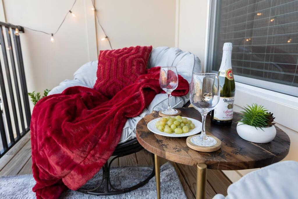 einen Tisch mit Weingläsern und eine Decke auf einem Stuhl in der Unterkunft Elegant 2BR Suite in Downtown Waxhaw w. Pool 