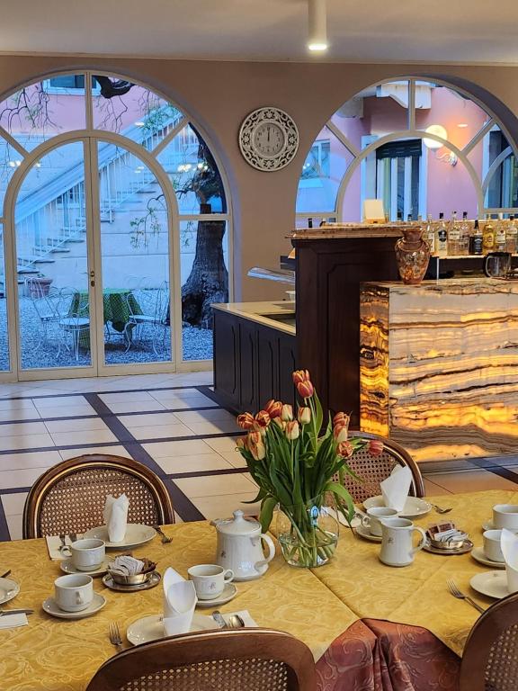 Příslušenství pro přípravu čaje a kávy v ubytování Hotel Alla Riviera