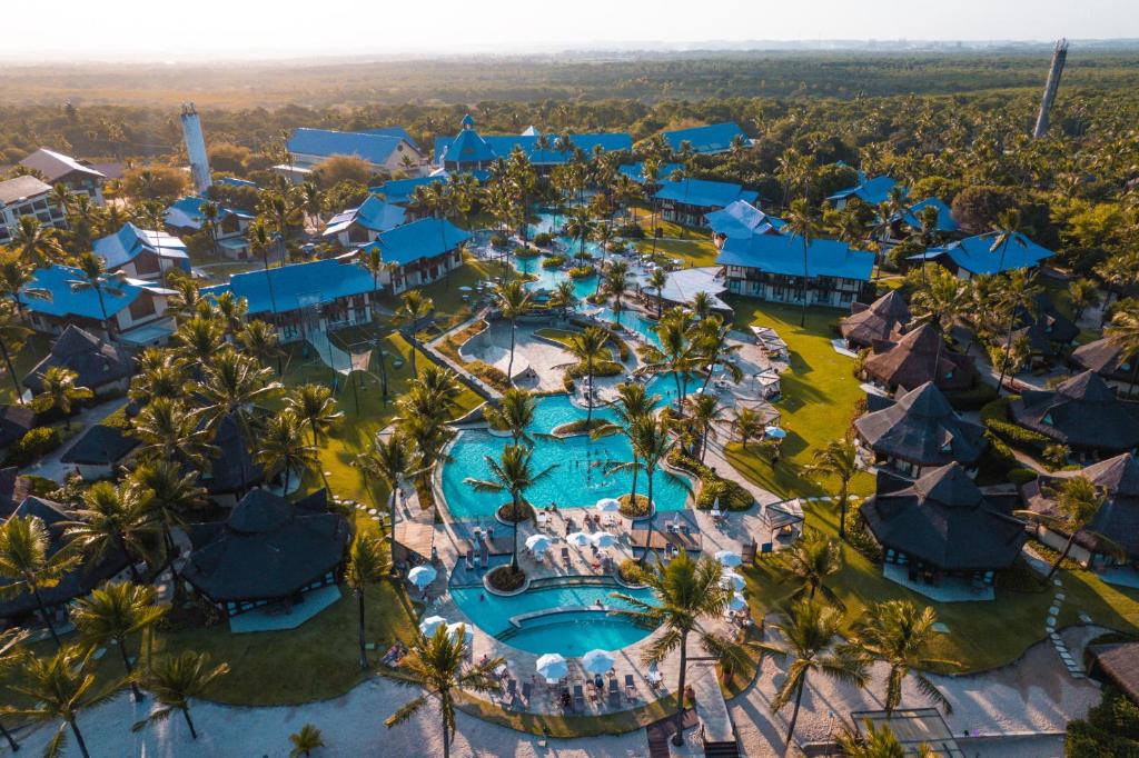 uma vista aérea de um resort com uma piscina em Summerville Resort - All Inclusive em Porto de Galinhas