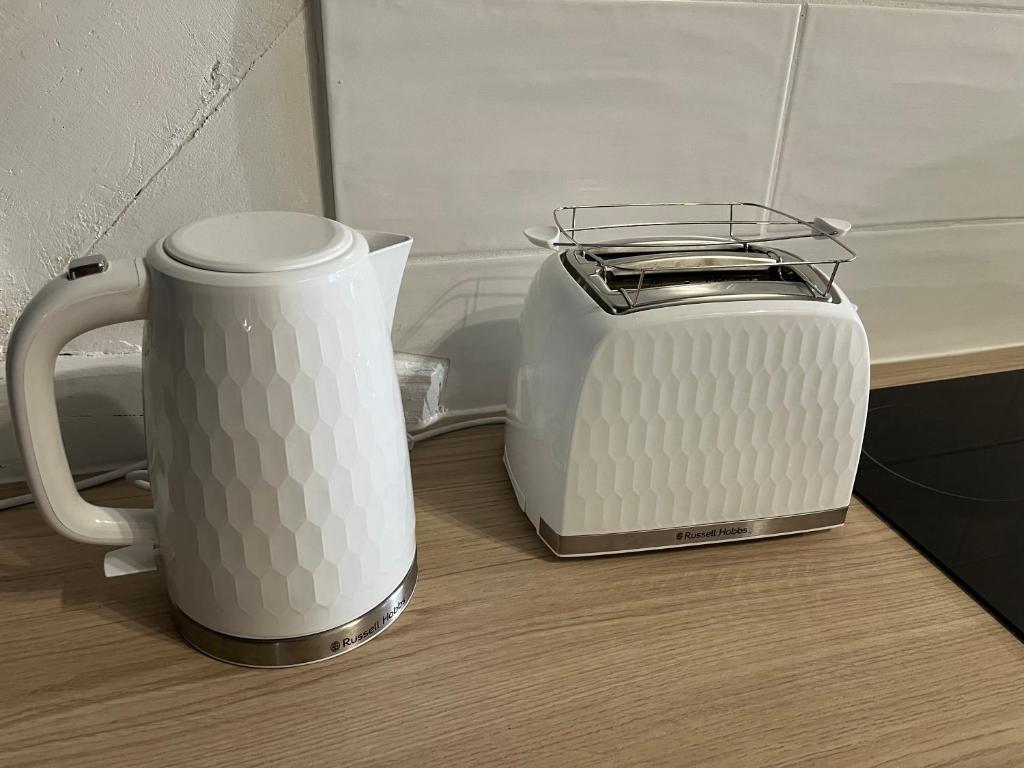 a toaster and a toaster on a counter at Studio Lilouna avec parking privé in Le Tréport