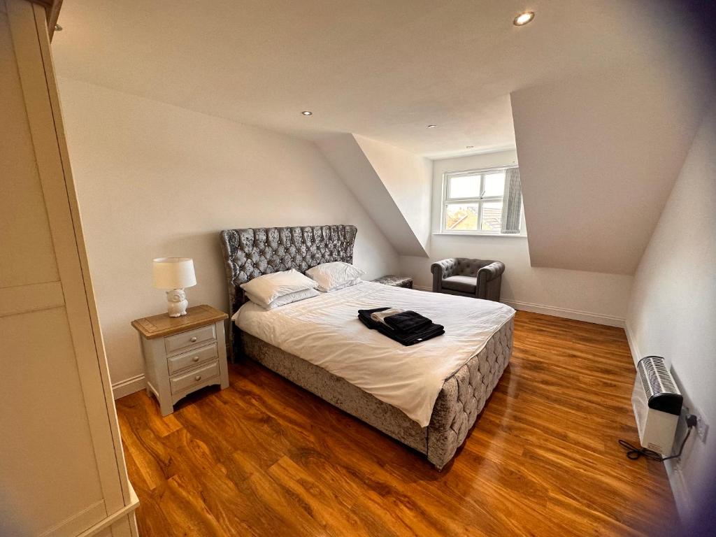 ein Schlafzimmer mit einem großen Bett im Dachgeschoss in der Unterkunft Joe Kelly Buildings B in Withernsea