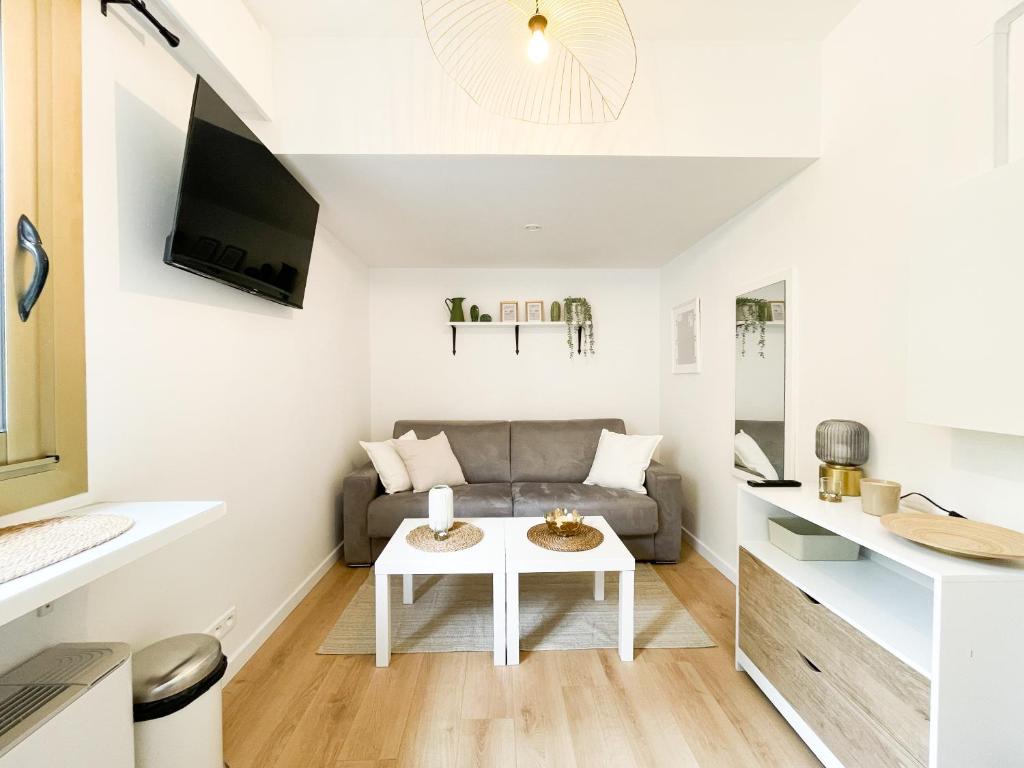 un salon avec un canapé et une table dans l'établissement Studio bord de mer 2, à Menton