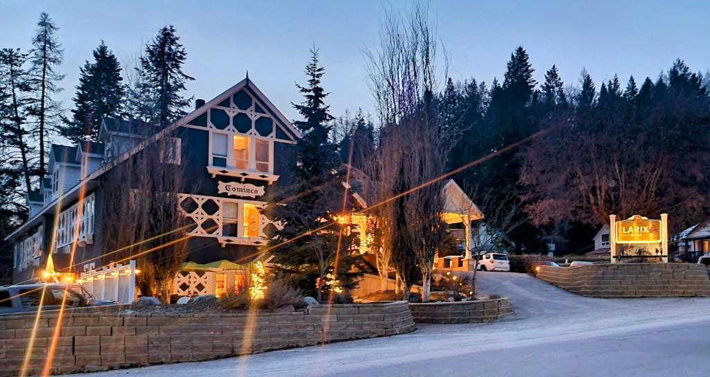 un gran edificio con luces de Navidad en la nieve en The Larix Hotel en Kimberley