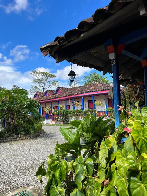 モンテネグロにあるEl Percal Hacienda Hotelの背景の色彩豊かな家