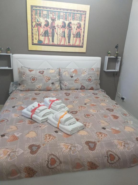 een bed met twee witte handdoeken erop bij O SOLE MIO in Agrigento