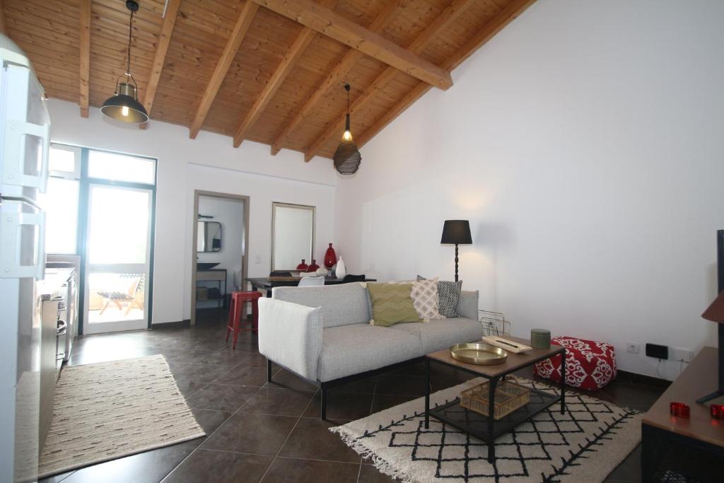 uma sala de estar com um sofá e uma mesa em Birdy House em Faro