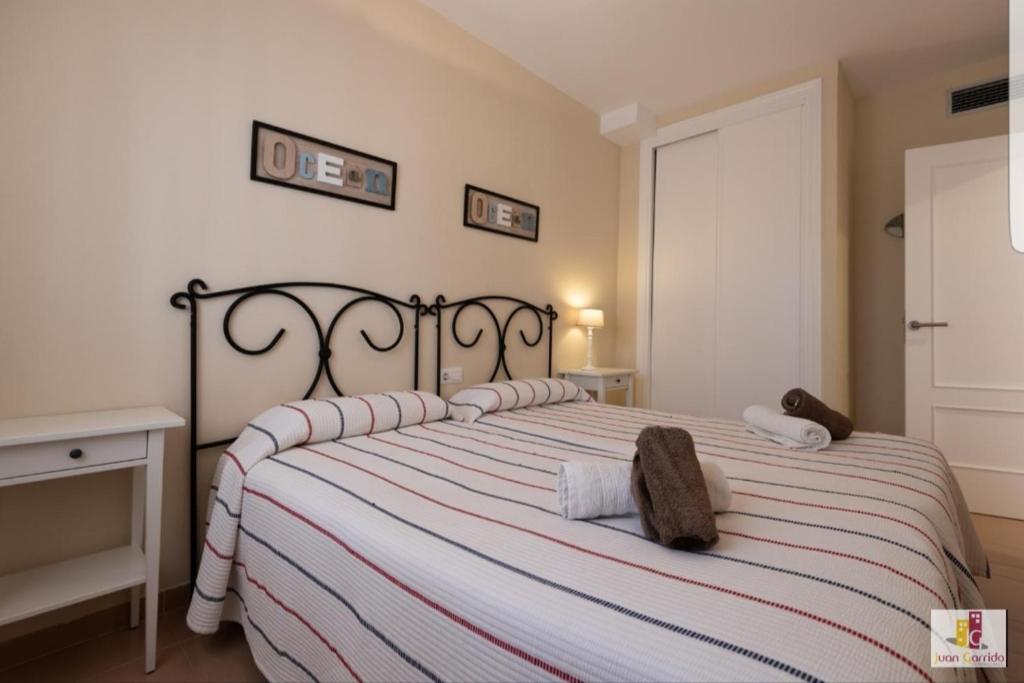 Postel nebo postele na pokoji v ubytování Nerja Zona playa de Burriana
