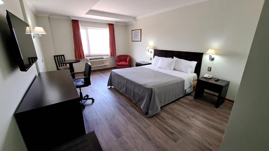 ein Hotelzimmer mit einem Bett und einem Schreibtisch in der Unterkunft Hotel Diego de Almagro Copiapo in Copiapó