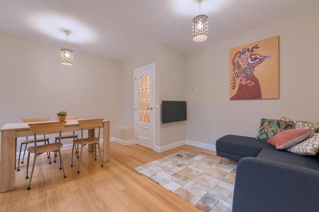 Μια τηλεόραση ή/και κέντρο ψυχαγωγίας στο Vivienda turística reformada en zona residencial con garaje y wifi