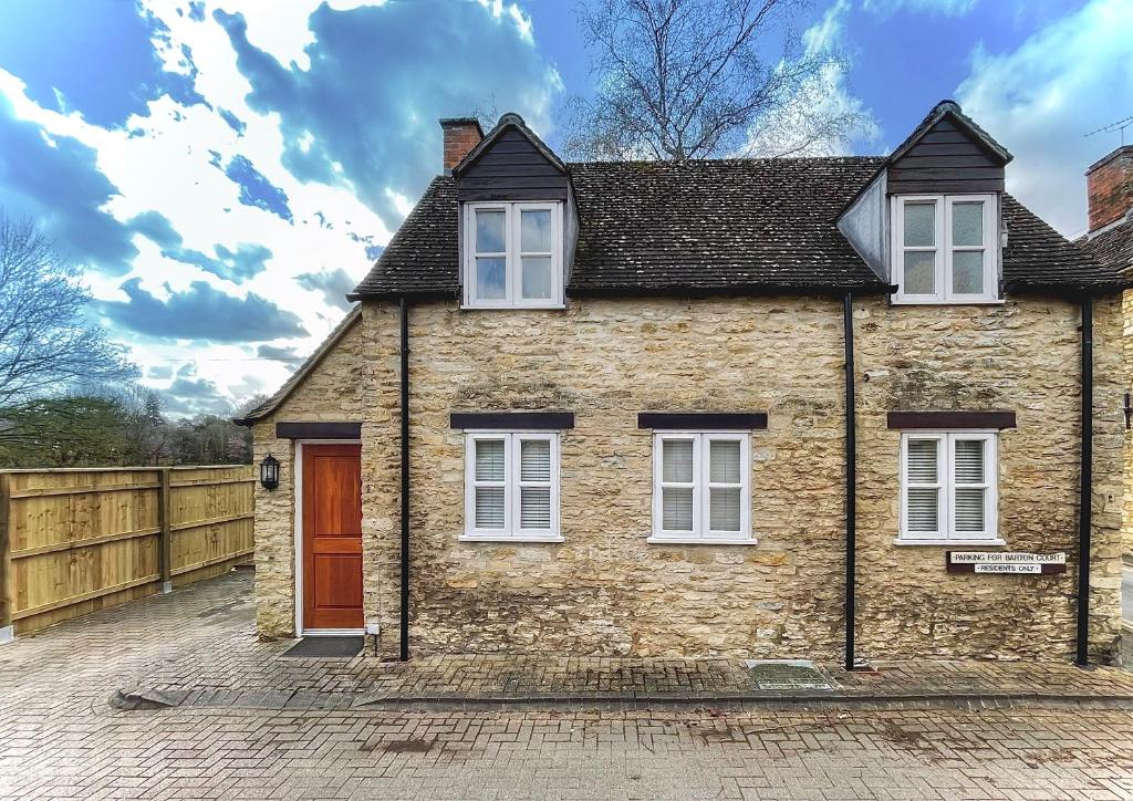 Detached Cottage with Parking, Central Cirencester, Cirencester
