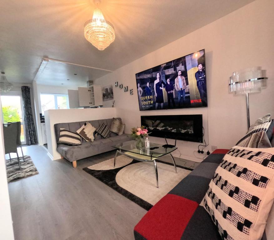 TV a/nebo společenská místnost v ubytování Milton Keynes Luxury Short Stay House with WIFI and Free Parking