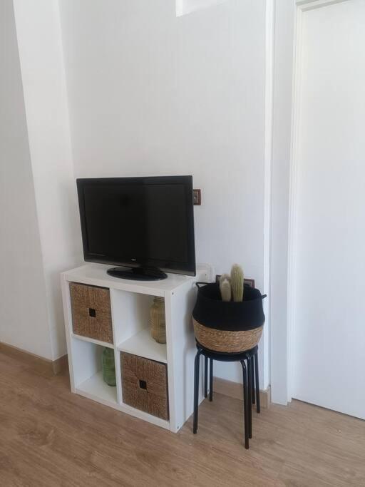 Televízia a/alebo spoločenská miestnosť v ubytovaní Apartamento familiar