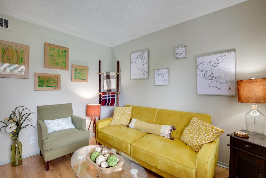 - un salon avec un canapé jaune et une table dans l'établissement Vacation Rental Near Downtown Dallas 4 Miles Away, à Dallas