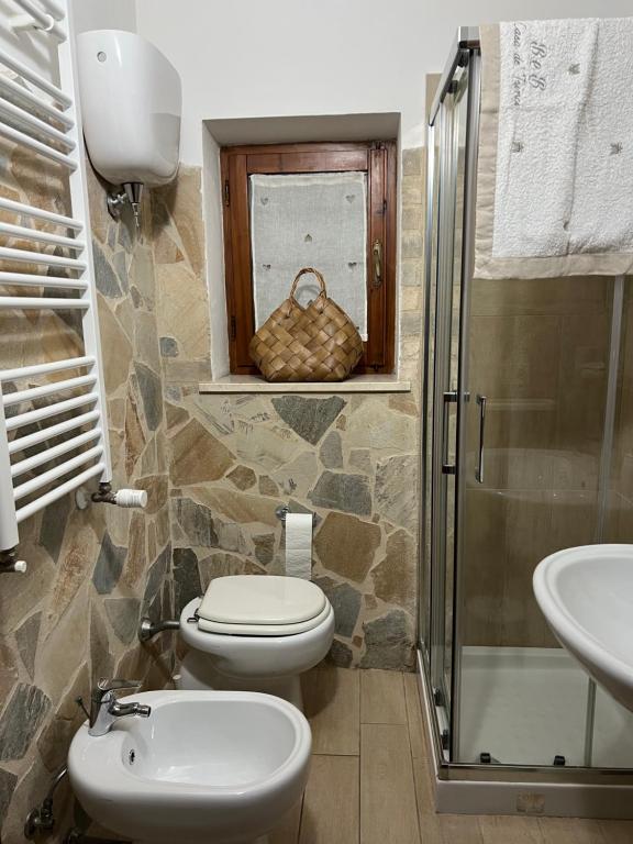 y baño con aseo, lavabo y ducha. en B&B Casa de' Trinci, en Foligno