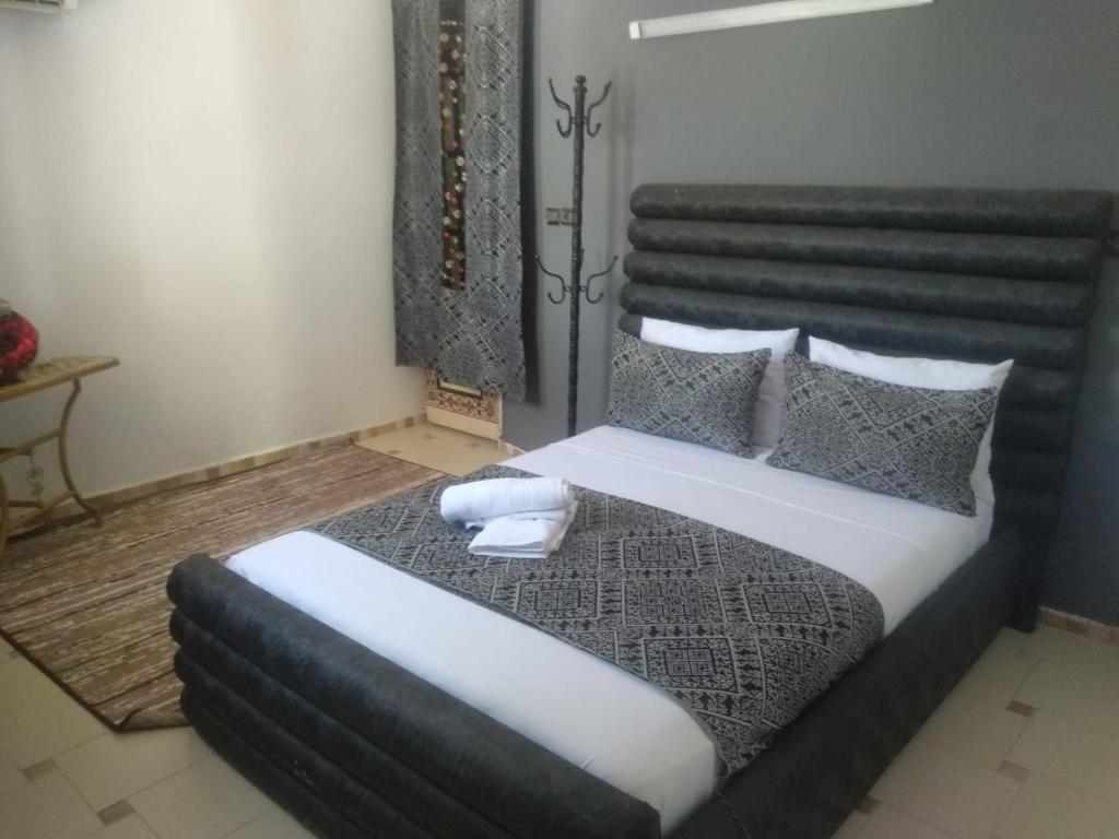 1 dormitorio con 1 cama grande en una habitación en Riad Malak en Meknès