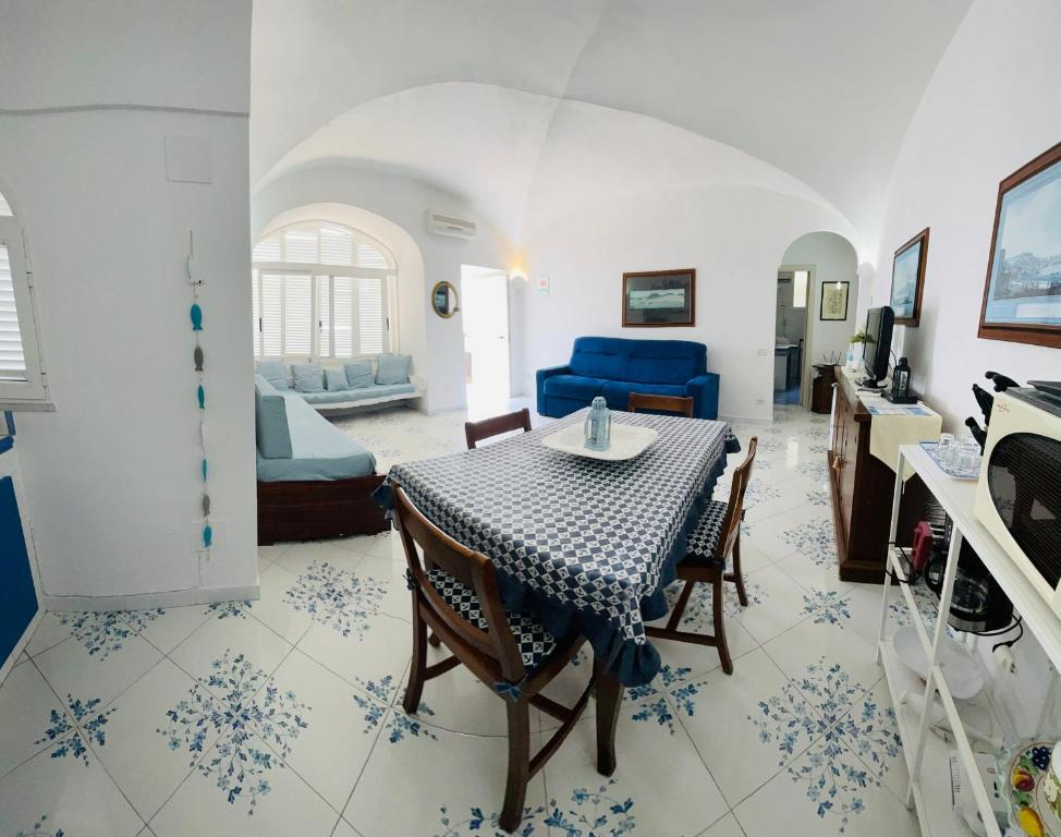 プライアーノにあるLa Limonaia e La Praiaのリビングルーム(テーブル、青いソファ付)