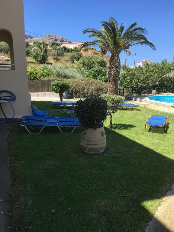 The swimming pool at or close to erato1