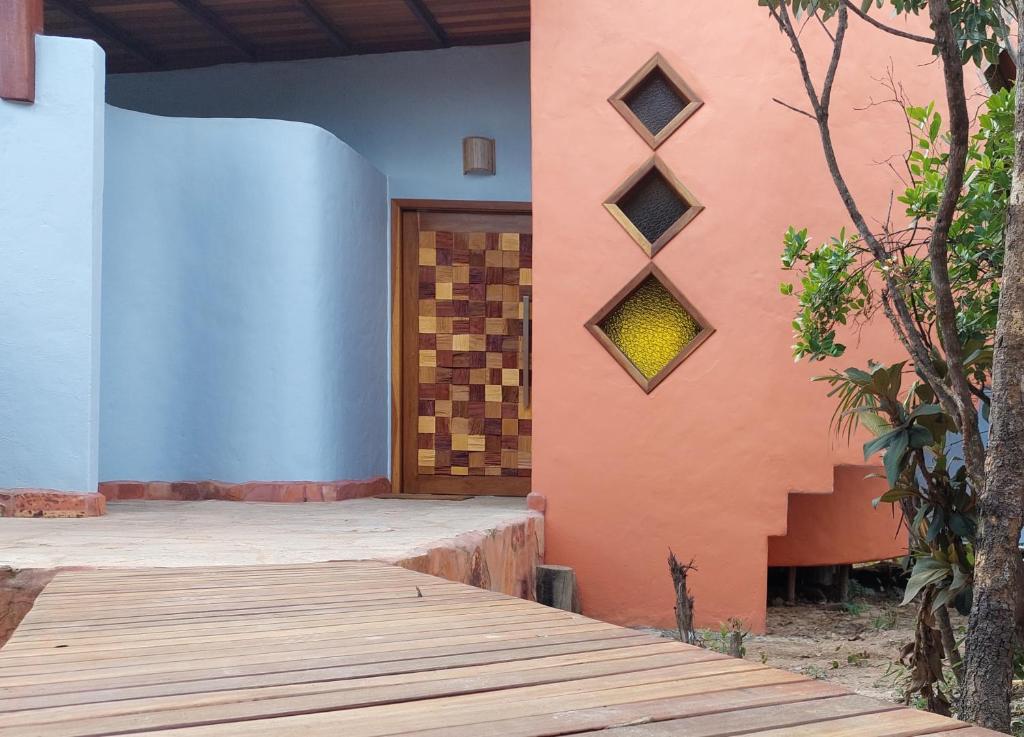 um edifício com piso de madeira ao lado de uma porta em Casa Prosperidade em Alto Paraíso de Goiás