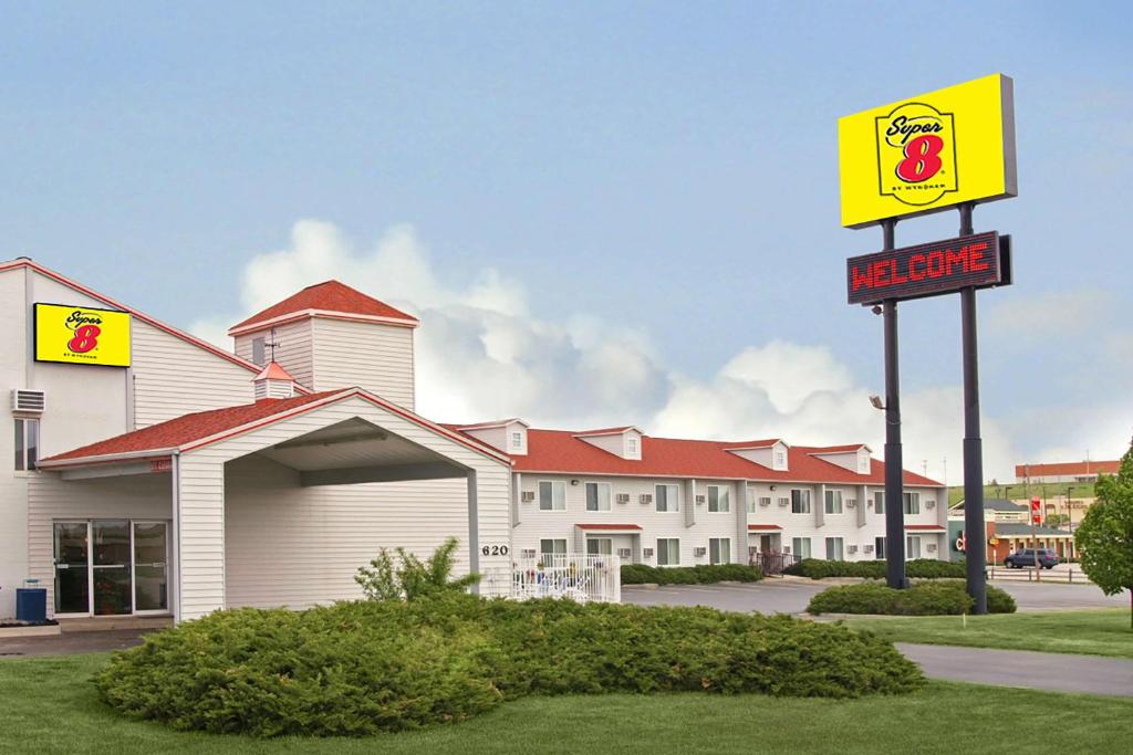 - un panneau de bienvenue devant un motel dans l'établissement Super 8 by Wyndham Rapid City, à Rapid City