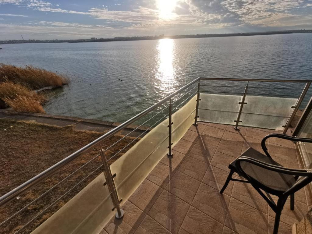 d'un balcon avec une chaise et une vue sur l'eau. dans l'établissement TANIA Lake Apartments, à Mamaia