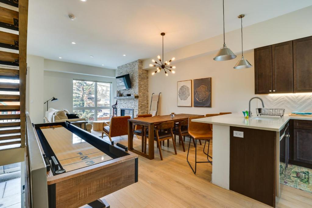 uma cozinha e sala de jantar com uma mesa de jantar e uma cozinha e sala de estar em Luxe Silverthorne Home with Rooftop View and Hot Tub! em Silverthorne