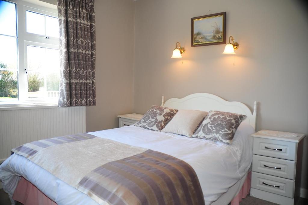 Postel nebo postele na pokoji v ubytování Wayside B&B V93XK6C