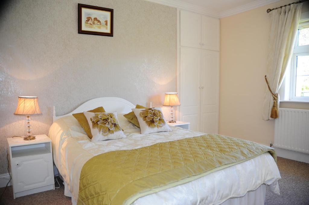 Postel nebo postele na pokoji v ubytování Wayside B&B V93XK6C