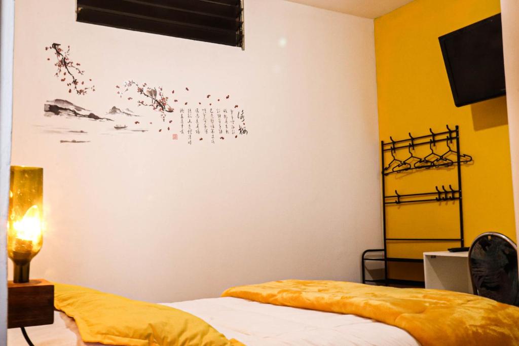 ラパスにあるLobo Hostel La Pazのベッドルーム1室(ベッド1台付)、壁に鳥が飾られています。
