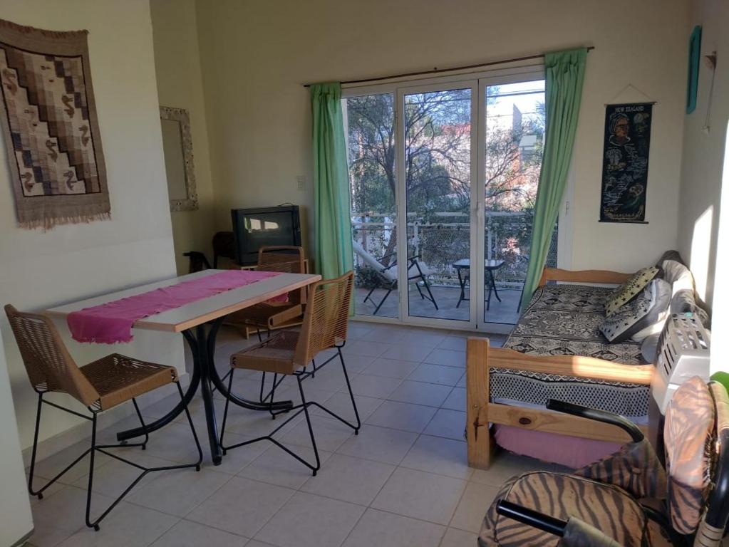 - un salon avec une table, des chaises et un canapé dans l'établissement OASIS PA CLAU, à Las Grutas
