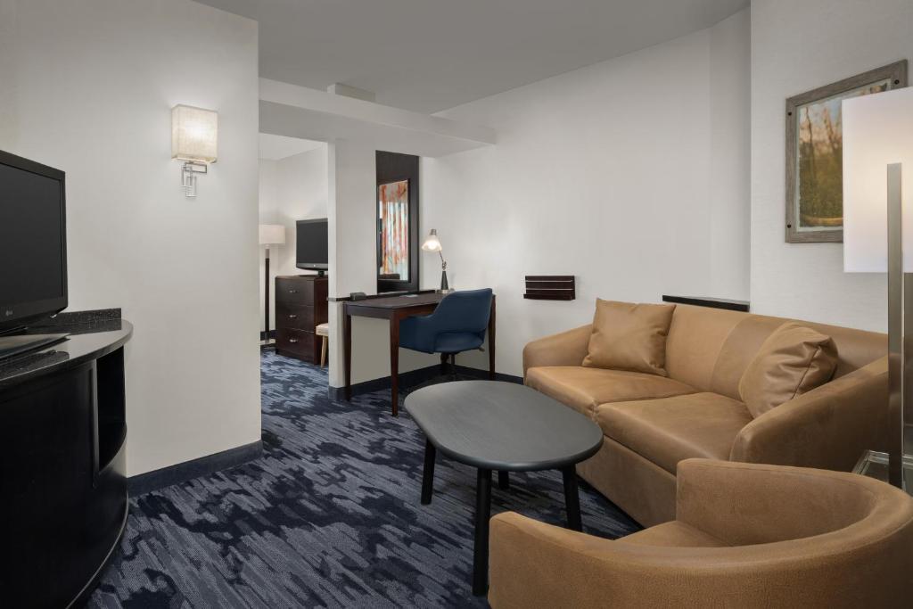 TV a/nebo společenská místnost v ubytování Fairfield by Marriott Tacoma Puyallup