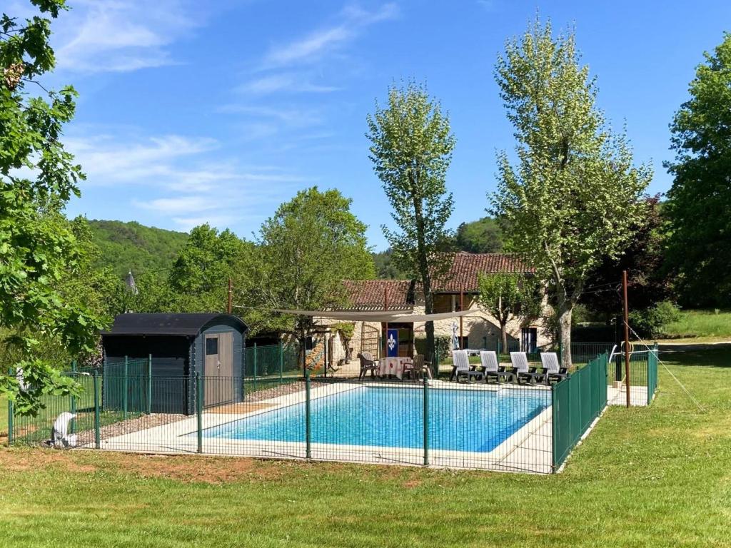 una piscina con recinzione intorno a una casa di Loupiac 8pers a Puy-lʼÉvêque