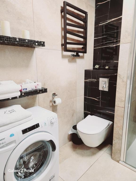 Kúpeľňa v ubytovaní Ekskluzywny Apartament GOLD Gardenia Dziwnów z widokiem na morze trzecie piętro 1 pokojowy EPapartamenty